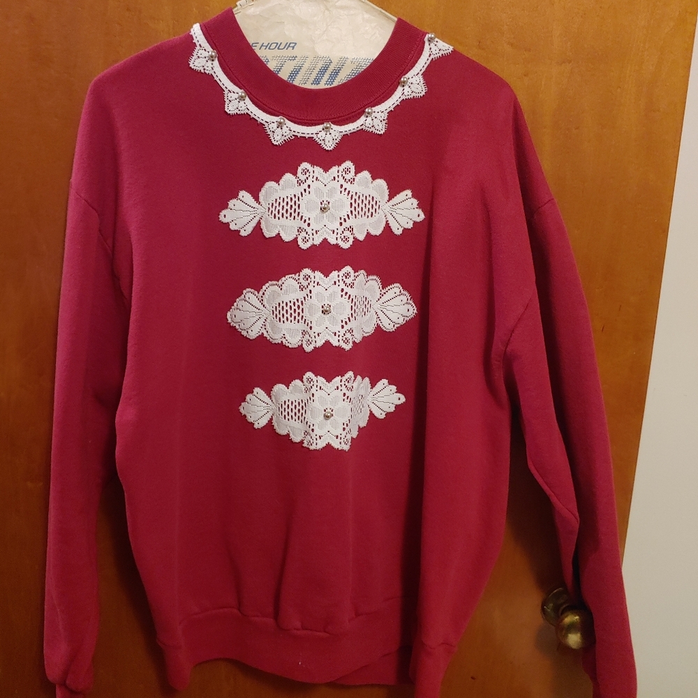 Sweatshirt with lace applique